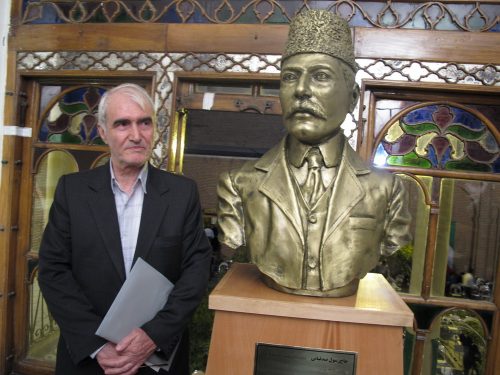 پرونده:تندیس حاج رسول صدقیانی در کنار استاد صمد صانع زاده.jpg