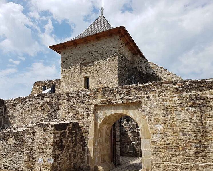 پرونده:Suceava-fortress-prince-chapel-tower.jpg