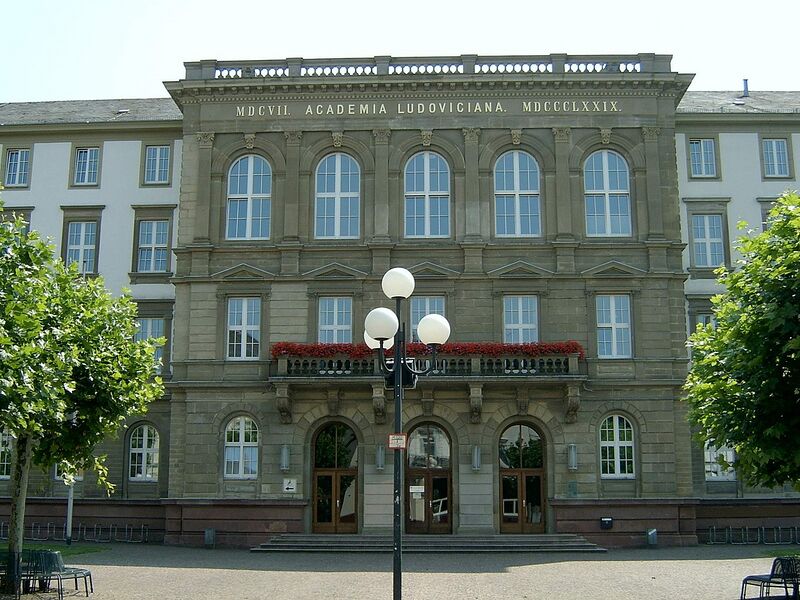 پرونده:1280px-2004-JLU Gießen Sicherlich.jpg