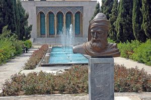 سردیس صائب تبریزی در محوطۀ مقبرهاش