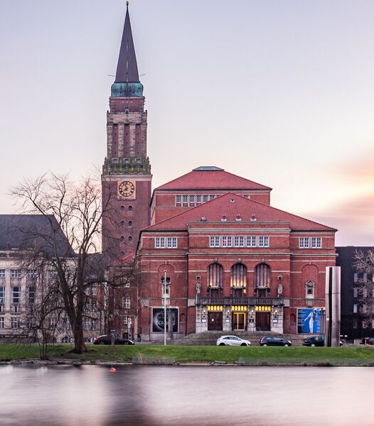 پرونده:Kleiner Kiel Rathaus Opernhaus~2.jpg
