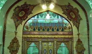 تصویری از تزئینات داخلی بقعه