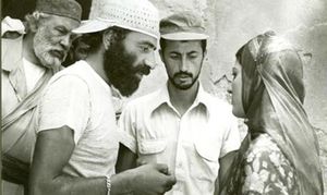 تصویری از پشت صحنهی فیلم با حضور کارگردان و برخی از بازیگران و عوامل