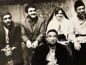 پشت صحنۀ تلهتئاتر گاو: از سمت چپ عزتالله انتظامی، غلامحسین ساعدی، عصمت صفوی، علی نصیریان و جعفر والی (جلو)