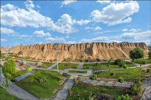 فضای بیرونی خرابههای قلعۀ گبری- ری