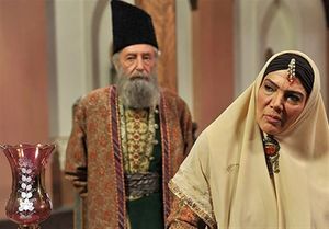 ژیلا سهرابی و جمشید مشایخی در صحنهای از سریال