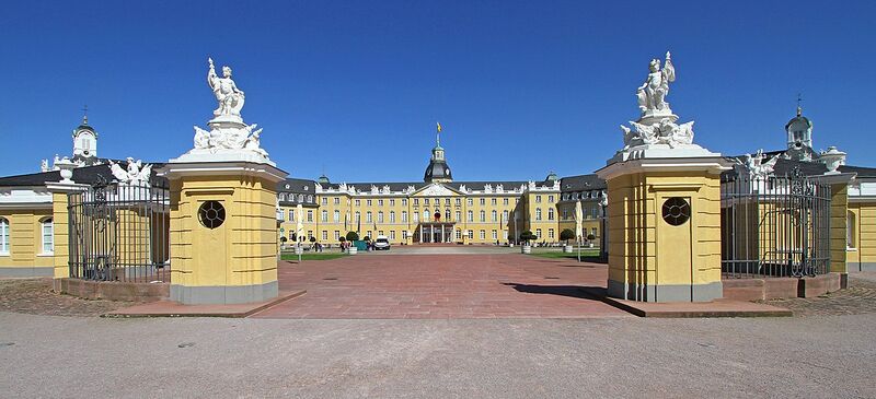 پرونده:1200px-Karlsruhe-Schloss-20-Gesamtansicht von Suede.jpg