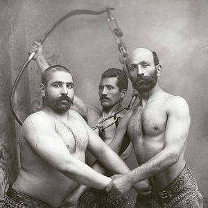 بلورفروش- نفر سمت چپ تصویر