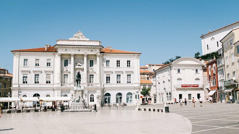 پرونده:عمارت شهرداری بندر پیران.jpg