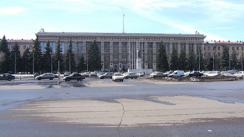 پرونده:Magnitogorskiy Gos Tekh Universitet.jpg
