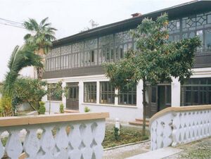 2042190878-5.jpg