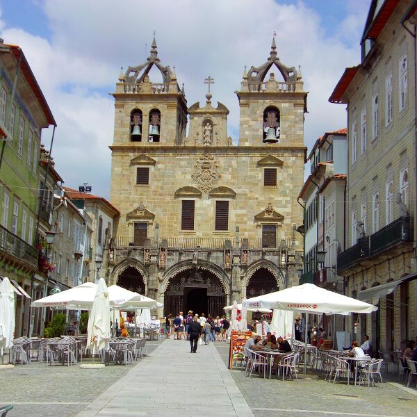 پرونده:Facade-de-la-cathed.jpg