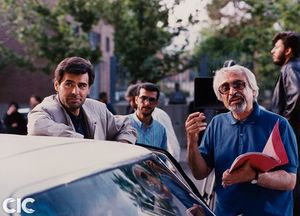 بهرام ریپور (جلوی تصویر- سمت راست) و جمشید هاشمپور در پشت صحنۀ فیلم فاتح