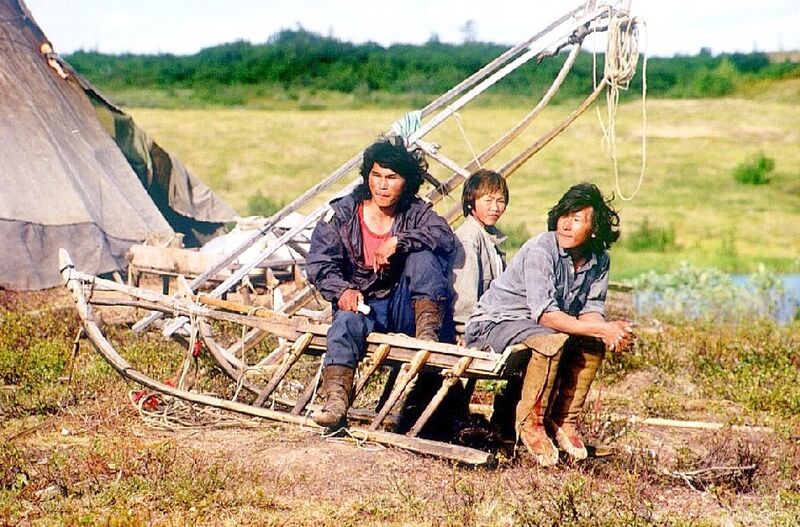 پرونده:Nenets people near Dudinka (Ru200008050079).jpg