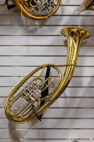 پرونده:Wagner tuba.jpg