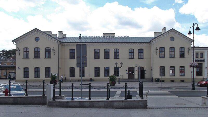 پرونده:Piotrkow Trybunalski train station.jpg