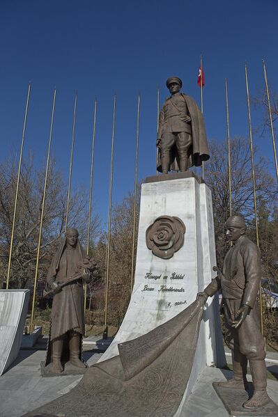 پرونده:Isparta Atatürk monument.jpg
