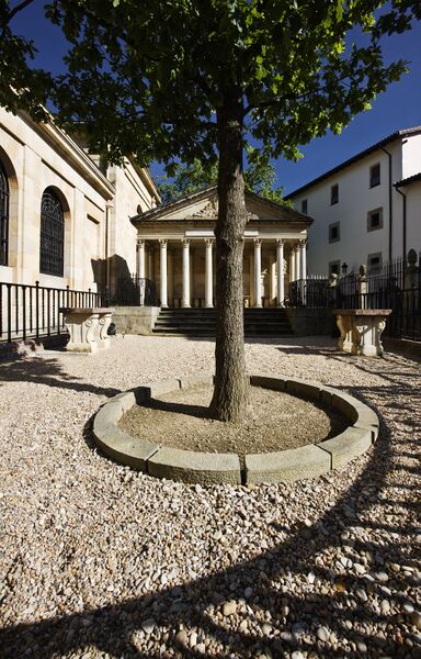 پرونده:Arbol de Gernika día.jpg