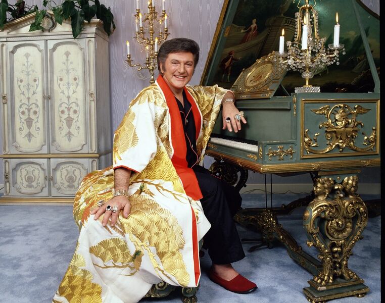 پرونده:Liberace, Wladziu Valentino1.jpg