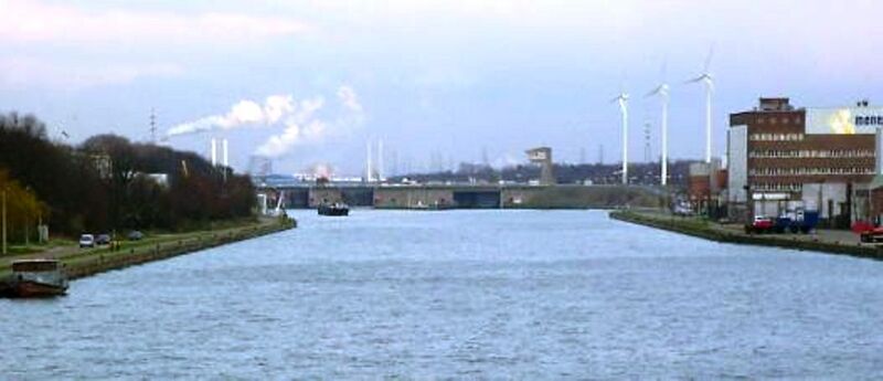 پرونده:Hasselt - Albertkanaal.jpg