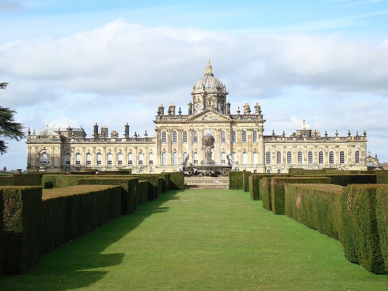 پرونده:Castle Howard and garden.jpg