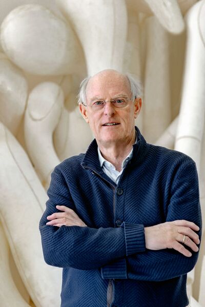پرونده:Sir Anthony Douglas Cragg.jpg