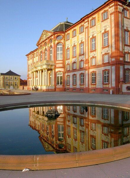 پرونده:Schloss Bruchsal mit Spiegelbild.jpg
