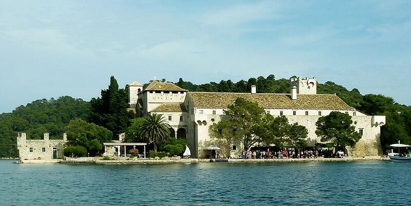 پرونده:Benedictine-church-monastery-st-marys.jpg