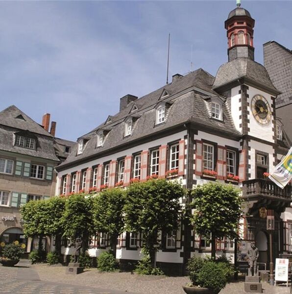 پرونده:Das-Alte-Rathaus-auf-dem-Marktplatz-Stadt-Mayen.jpg