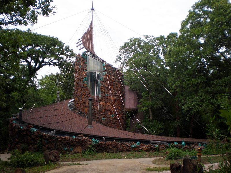 پرونده:Bavinger Exterior.jpg